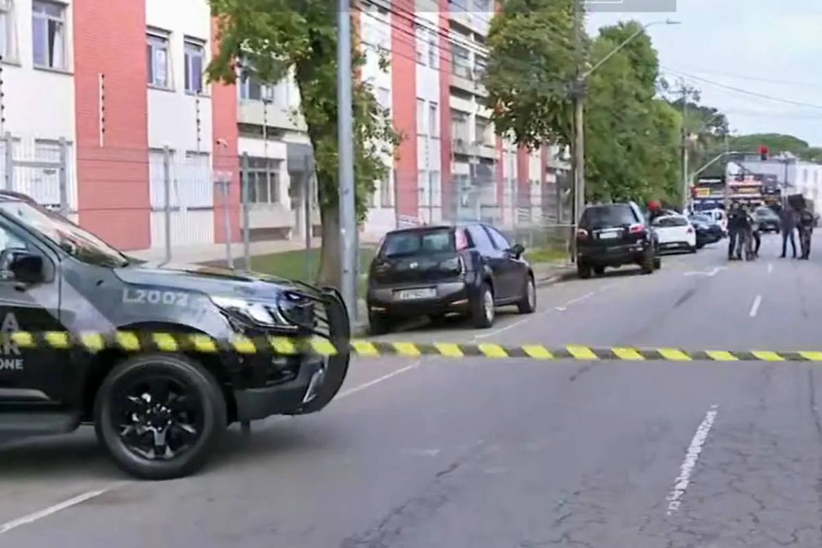 Imagem mostra uma avenida de Curitiba com faixas de isolamento e viatura da Rone.