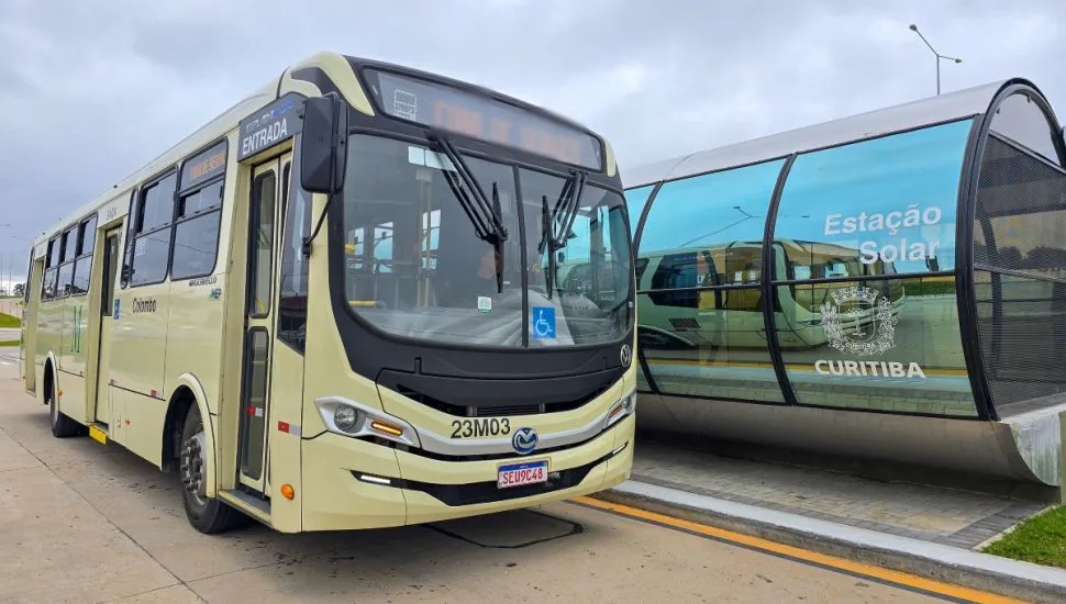 Na imagem, ônibus de nova linha metropolitana de Curitiba