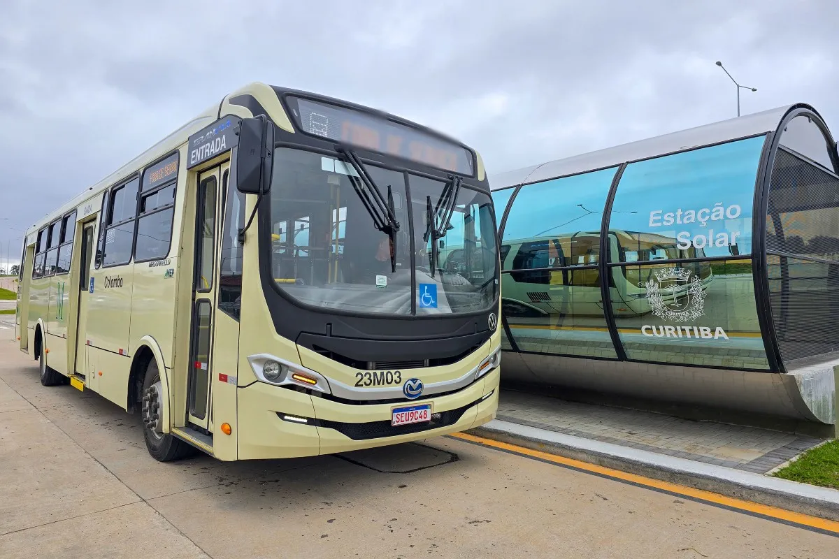 Na imagem, ônibus de nova linha metropolitana de Curitiba