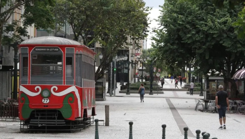 Na imagem, calçadão da Rua XV em Curitiba praticamente vazio e com o comércio fechado.