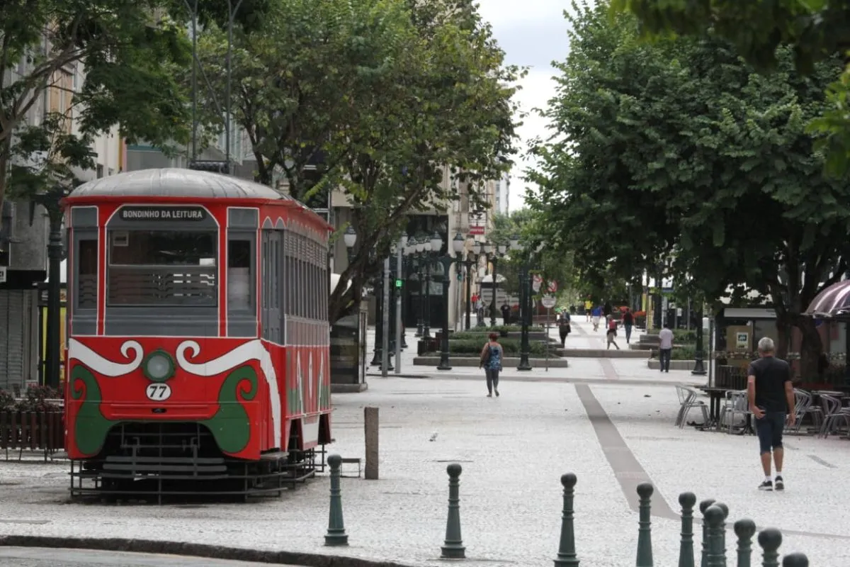 Na imagem, calçadão da Rua XV em Curitiba praticamente vazio e com o comércio fechado.