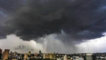 Curitiba tem alertas para chuva intensa e ventos de até 100 km/h nesta quarta