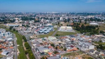 Na imagem, vista aérea de Pinhais, com suas ruas, casas e edifícios