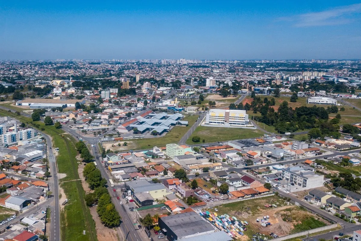 Na imagem, vista aérea de Pinhais, com suas ruas, casas e edifícios