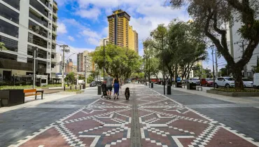 Pessoas passeiam na Praça da Ucrânia reformada