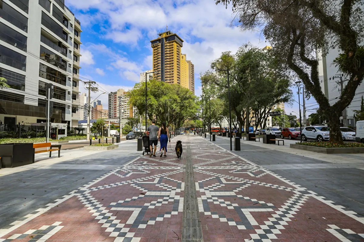 Pessoas passeiam na Praça da Ucrânia reformada