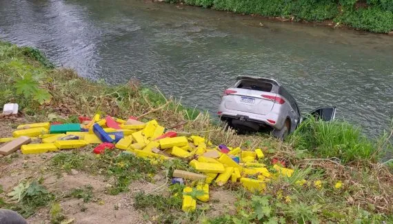 Perseguição em Curitiba termina com carro em rio e apreensão de maconha