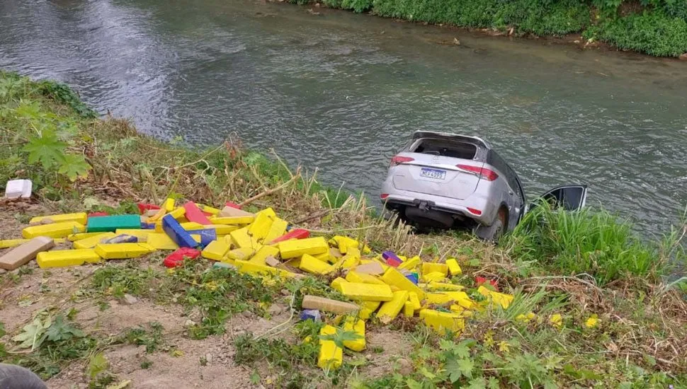 Carro carregado de maconha cai em divisa de Curitiba e Araucária