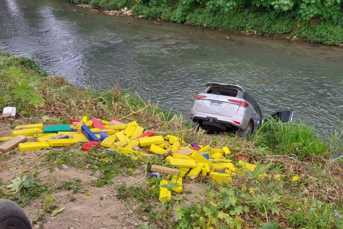 Carro carregado de maconha cai em divisa de Curitiba e Araucária