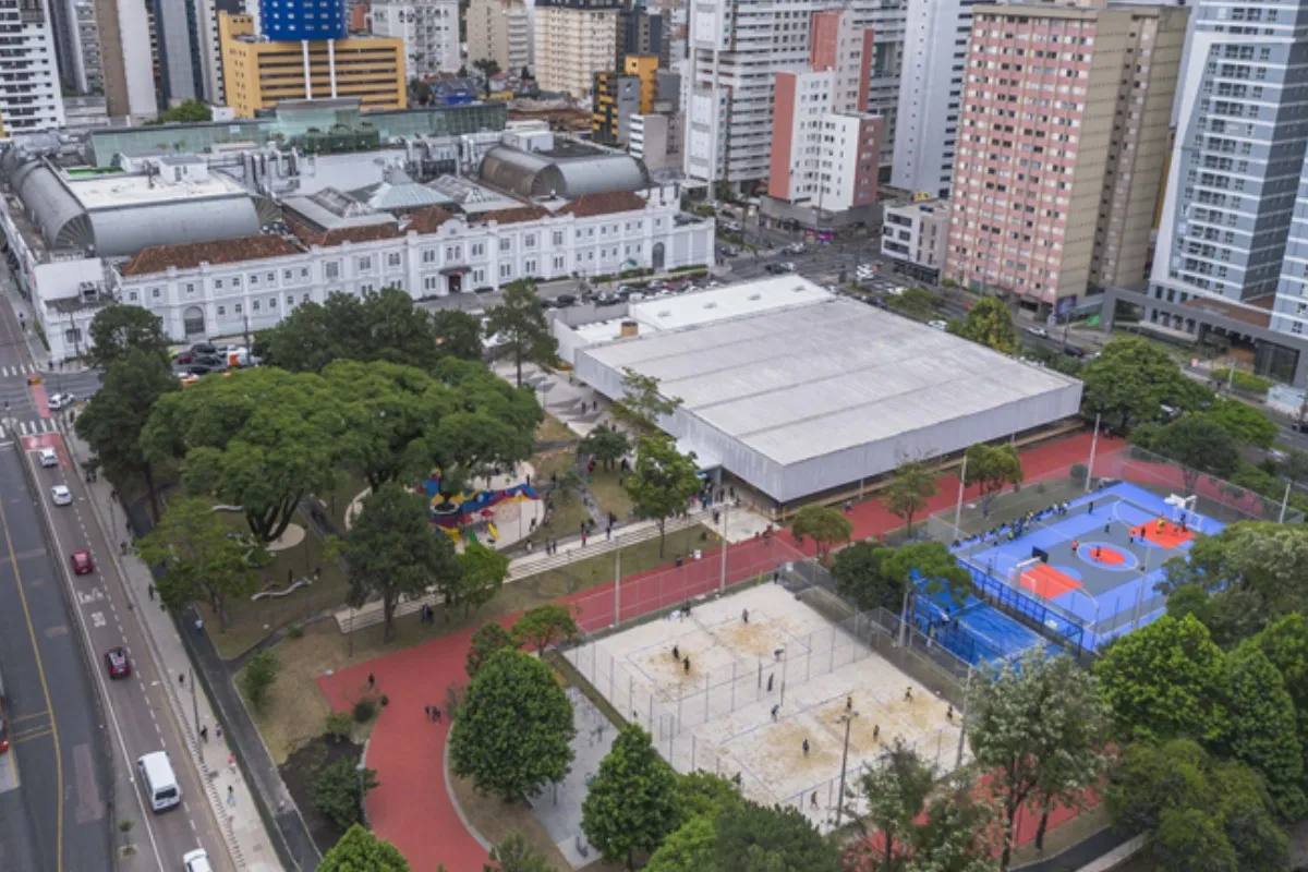 Vista aérea da Praça Oswaldo Cruz, em Curitiba.