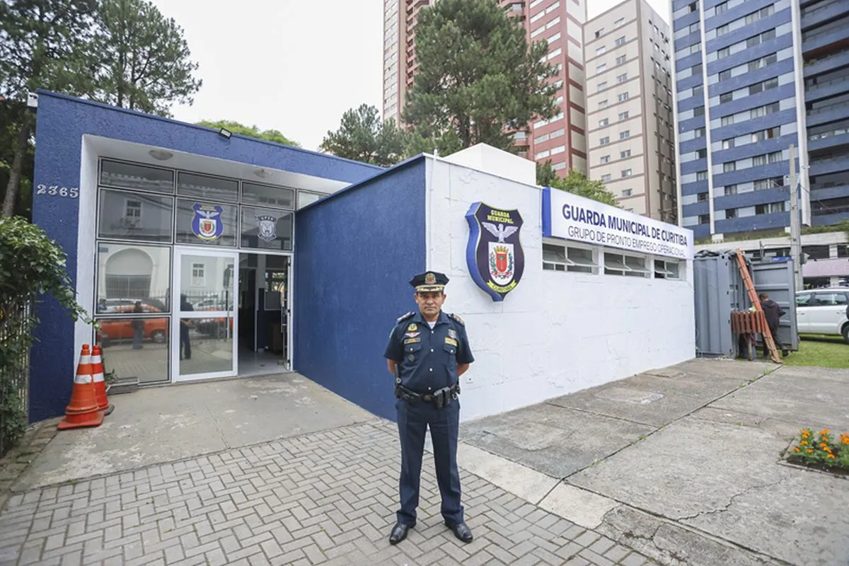 Guarda Municipal em frente ao espaço da GM na Praça Oswaldo Cruz.