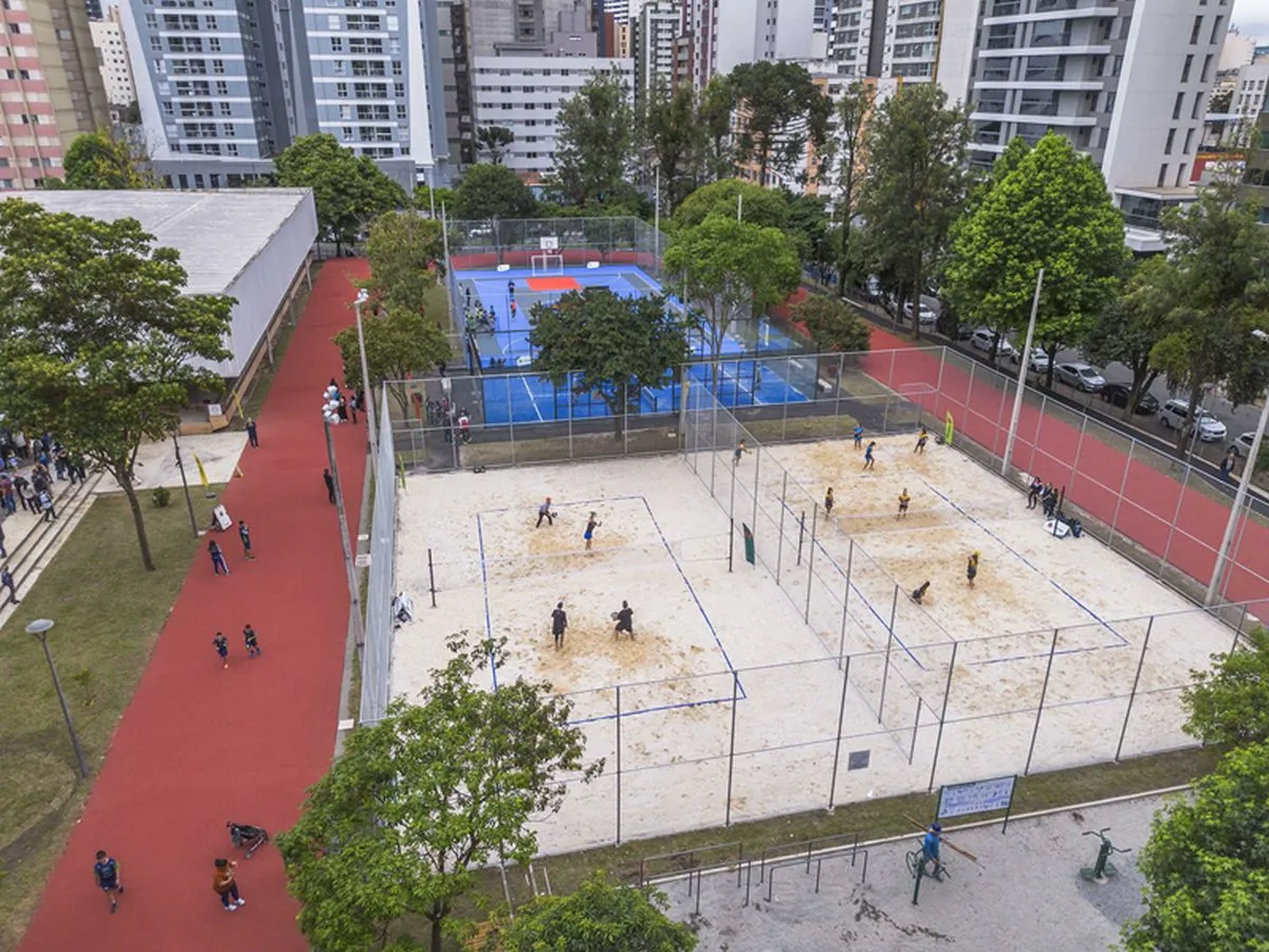 Imagem do alto das novas quadras e cachas na Praça Oswaldo Cruz