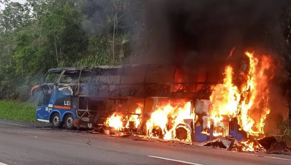 Fogo em ônibus de turismo na BR-116