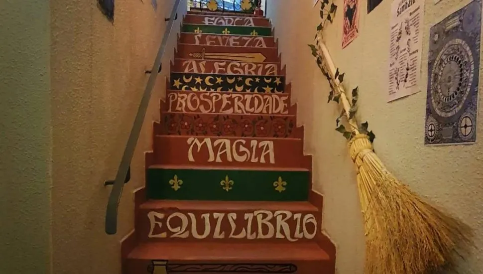 Imagem mostra uma escadaria com palavras como equilíbrio, magia, prosperidade, amor, e mais.