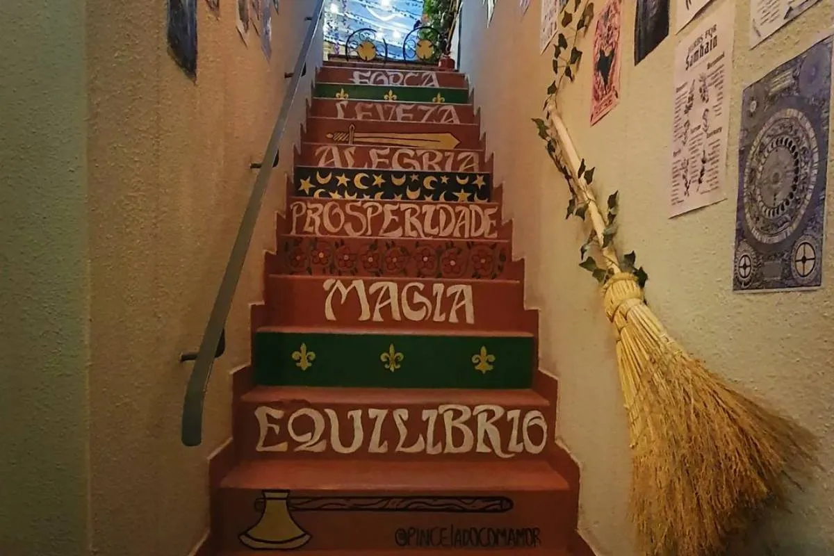 Imagem mostra uma escadaria com palavras como equilíbrio, magia, prosperidade, amor, e mais.