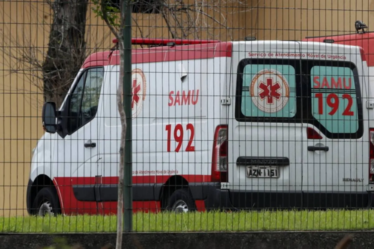 Imagem mostra uma ambulância do Samu