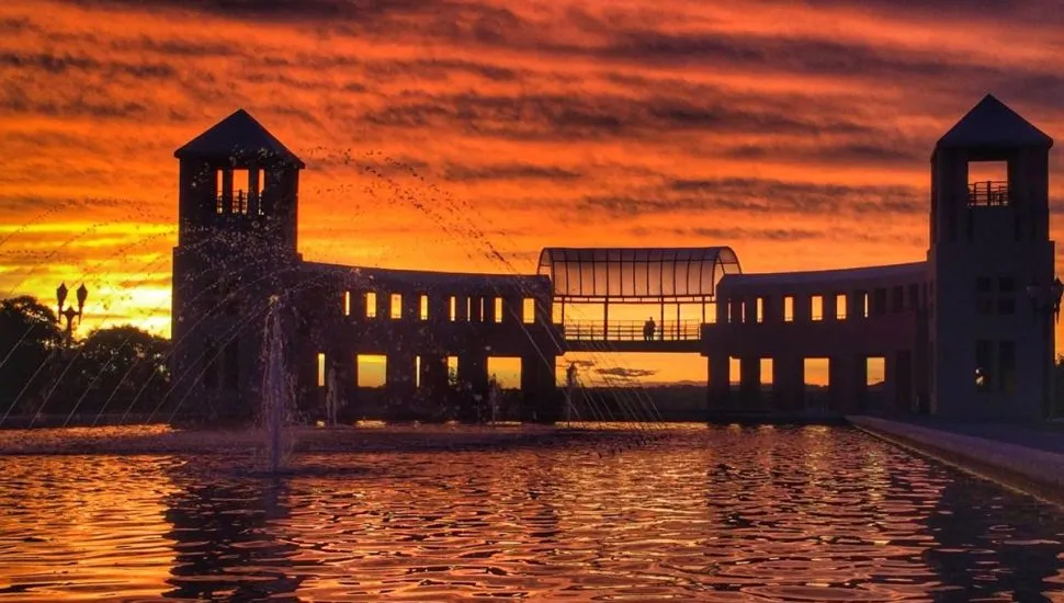 Imagem mostra o Parque Tanguá num momento de pôr do sol