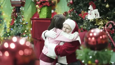 Papai e Mamãe Noel chegam com cortejo musical no Mercado Municipal