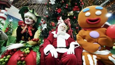 Papai e Mamãe Noel chegam com cortejo musical no Mercado Municipal