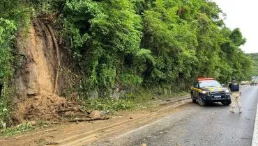 Deslizamento de pedra interdita parcialmente trecho da BR-277, sentido litoral; Vídeo!