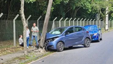 Batida forte deixa poste pendurado e motorista ferida no Bacacheri