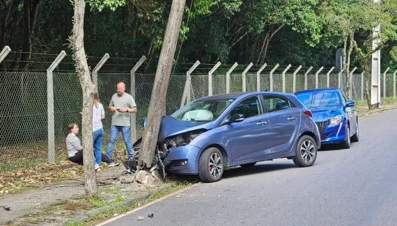 Batida forte deixa poste pendurado e motorista ferida no Bacacheri