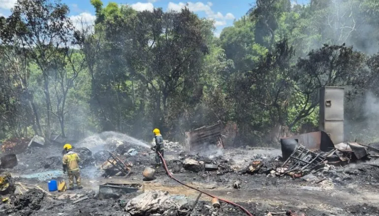 Barracão de recicláveis é destruído em incêndio na Grande Curitiba