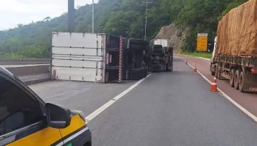 BR-376 tem faixas interditadas após tombamento de caminhão