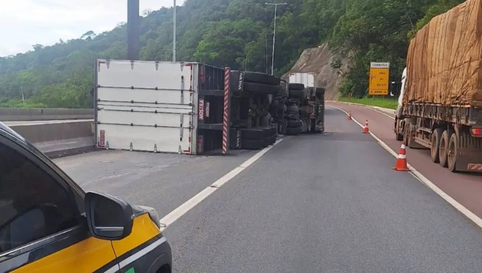 Imagem mostra um caminhão tombado na BR-376 atrapalhando o trânsito