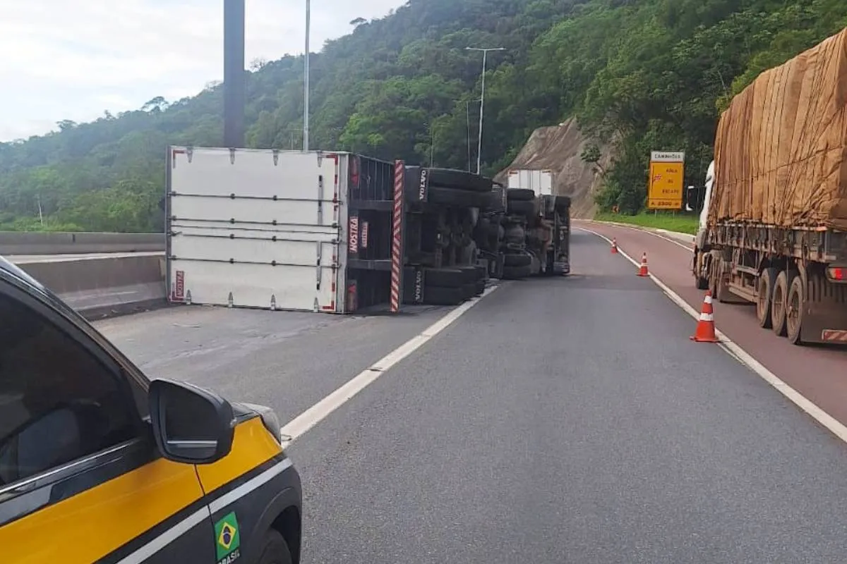 Imagem mostra um caminhão tombado na BR-376 atrapalhando o trânsito