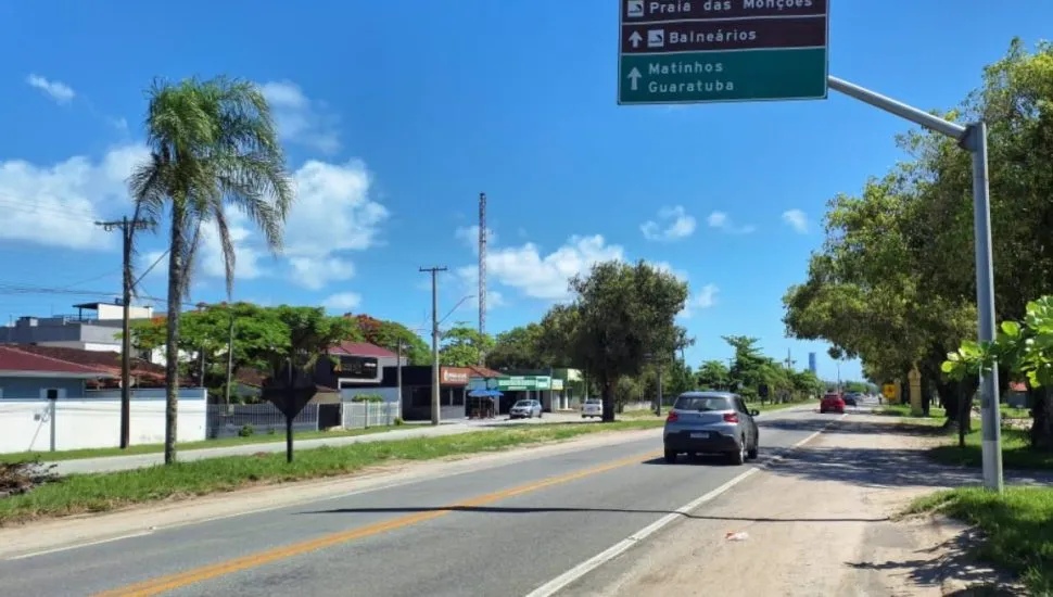 Na imagem, a rodovia PR-412, com pouco movimento de veículos