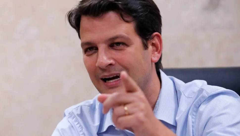 Imagem mostra Eduardo Pimentel, eleito prefeito de Curitiba.