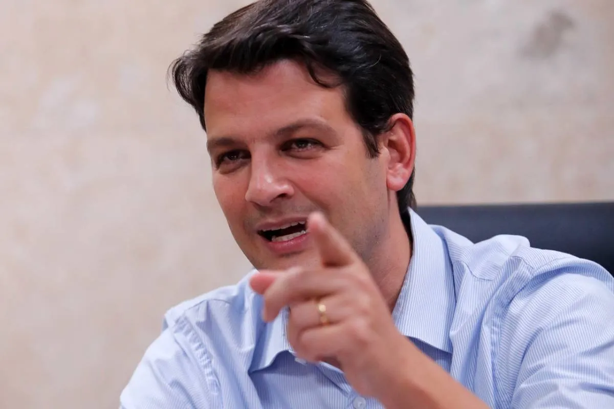 Imagem mostra Eduardo Pimentel, eleito prefeito de Curitiba.