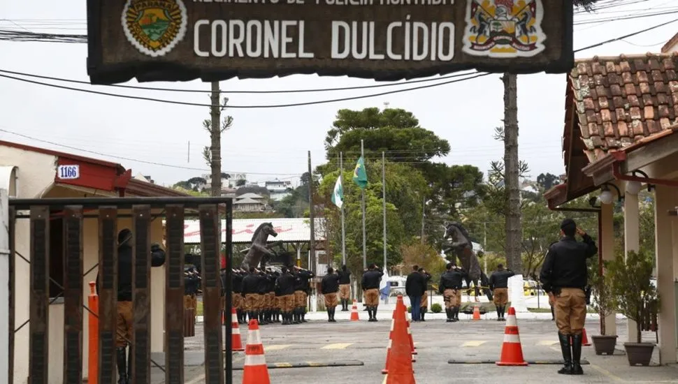 Na imagem, entrada do Regimento de Polícia Montada "Coronel Dulcídio”, unidade da Polícia Militar do Paraná em Curitiba