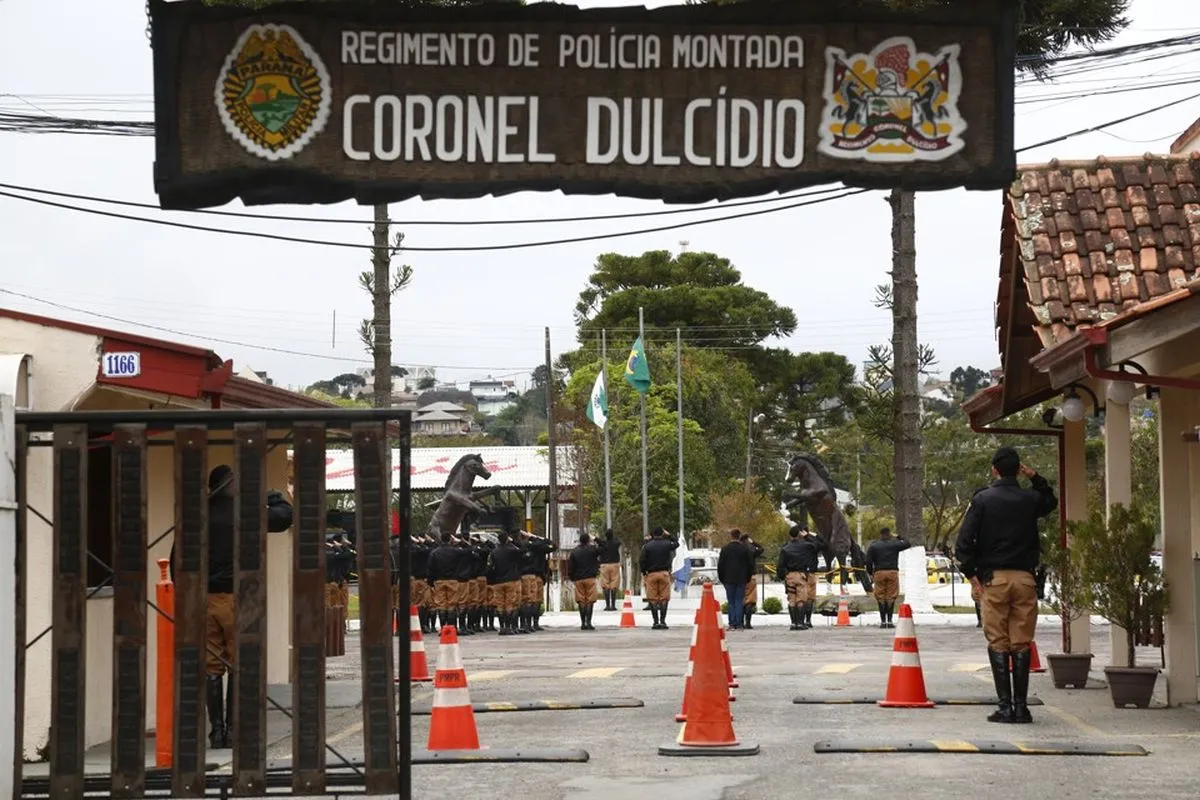 Na imagem, entrada do Regimento de Polícia Montada "Coronel Dulcídio”, unidade da Polícia Militar do Paraná em Curitiba