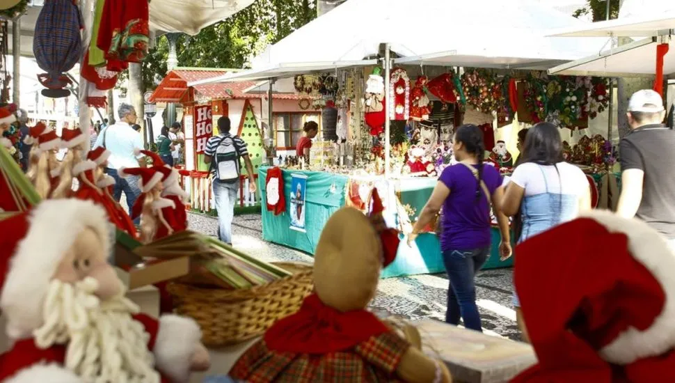 Na imagem, barracas e enfeites da feira de Natal em praça de Curitiba.