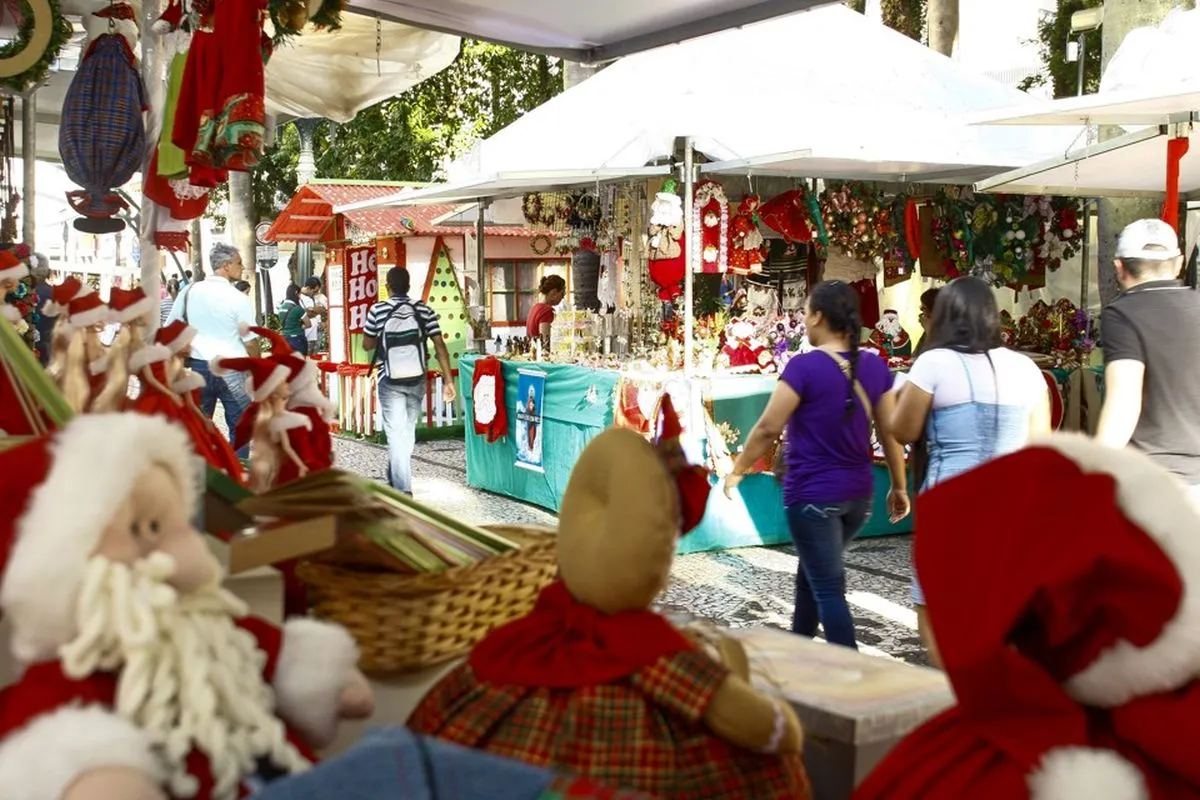 Na imagem, barracas e enfeites da feira de Natal em praça de Curitiba.