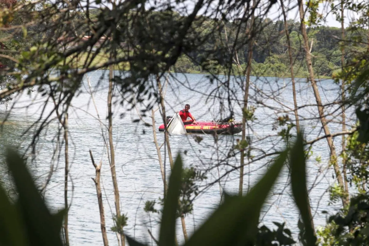 Na imagem, buscas dos bombeiros na Represa do Passaúna