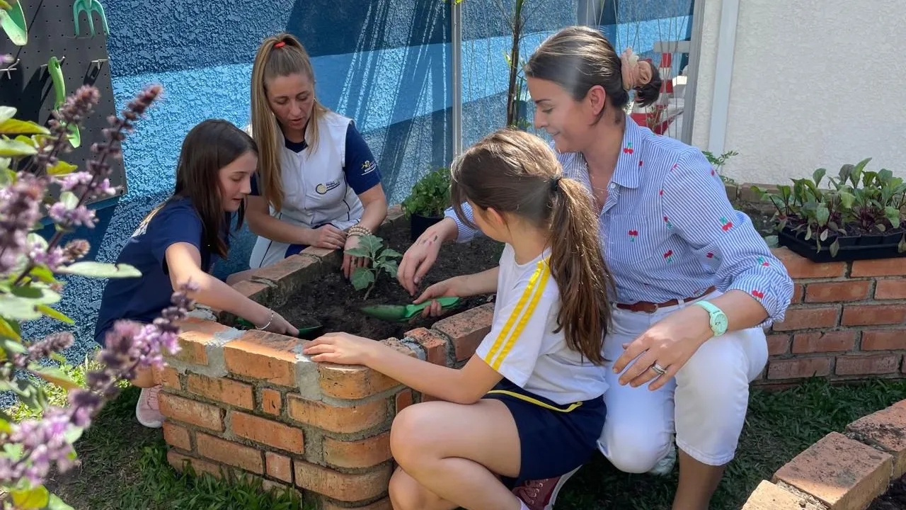 Estudantes da Escola Pedro Apóstolo, em Curitiba.