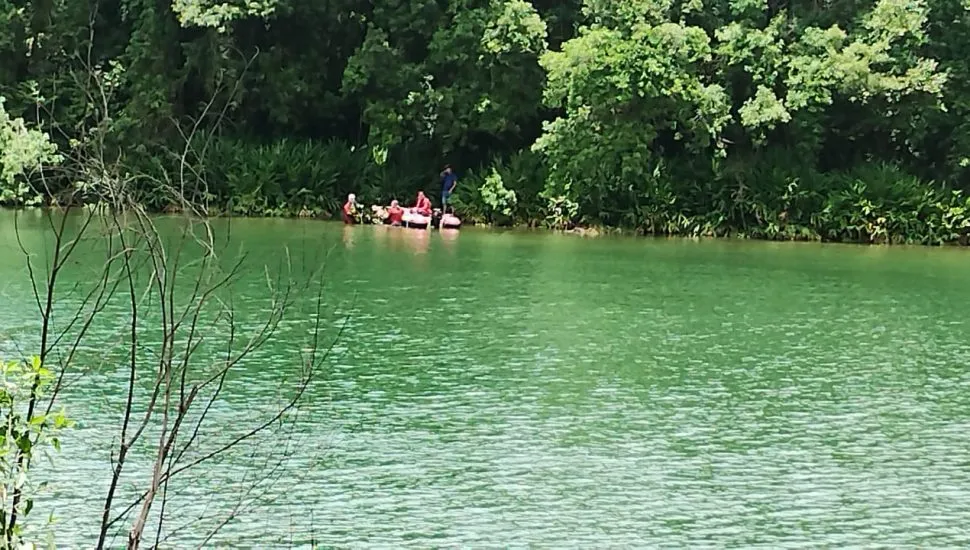 Bombeiros realizam buscas por vítimas na represa do Passaúna.