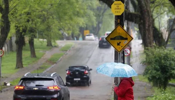 Chuva tem hora pra chegar em Curitiba; Alerta de temporal preocupa!