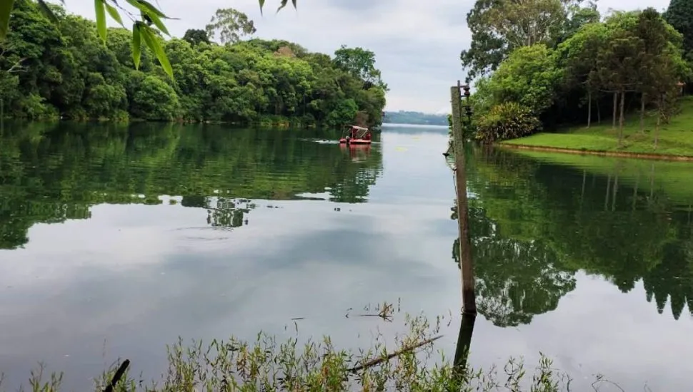 Imagem mostra um barco do Corpo de Bombeiros na Represa do Passaúna