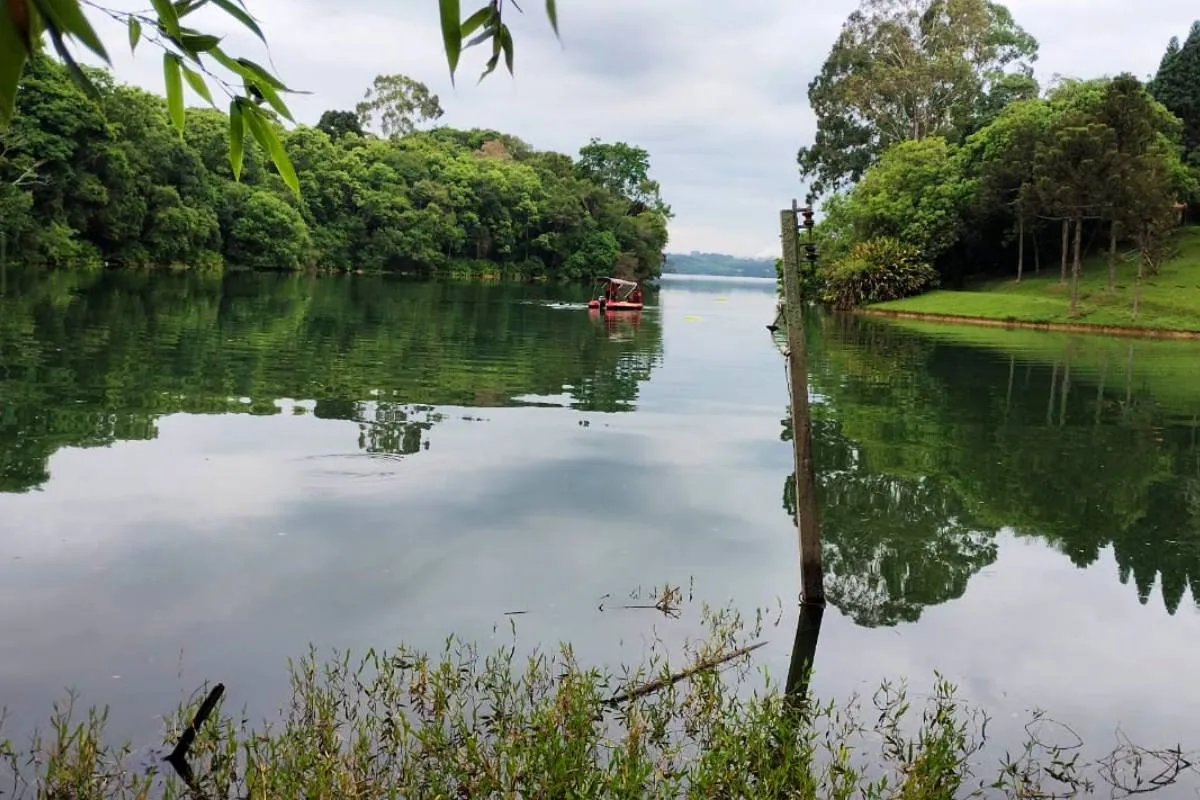 Imagem mostra um barco do Corpo de Bombeiros na Represa do Passaúna