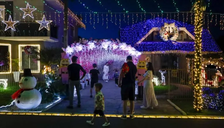 Família Moletta: Rua mais iluminada de Curitiba tem mais de 1 milhão de enfeites