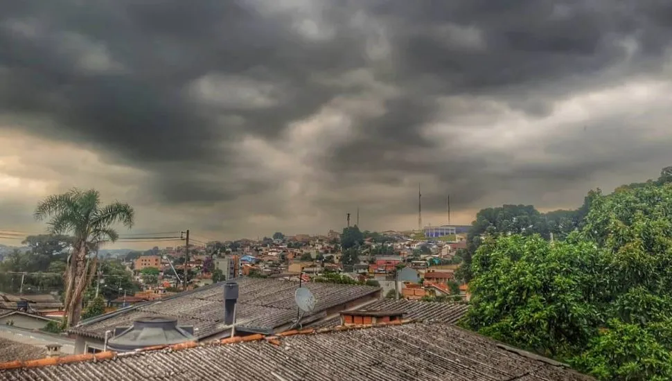 Imagem mostra o céu fechado, com formação de temporal.