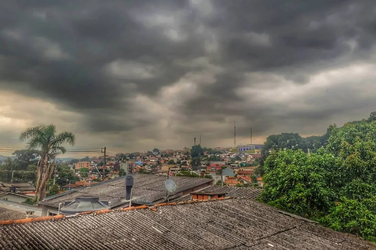 Imagem mostra o céu fechado, com formação de temporal.