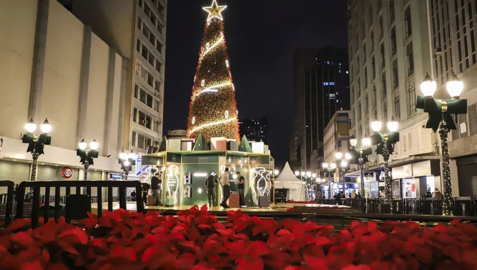 Na imagem, grande árvore de Natal na Rua XV em Curitiba