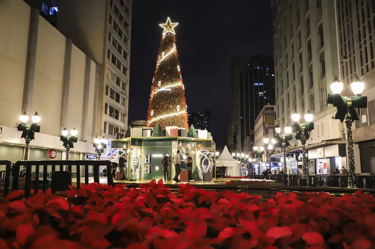 Na imagem, grande árvore de Natal na Rua XV em Curitiba