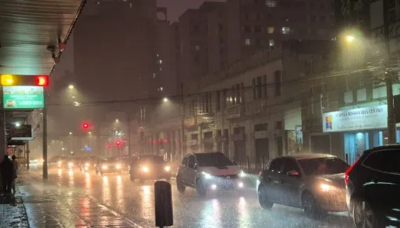 Tempo vira e Curitiba é castigada com chuva torrencial: raios e trovões!