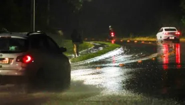 Temporal em Curitiba causou alagamento, destelhamento e quedas de árvores